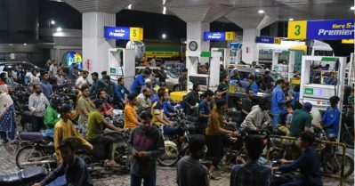 ഇന്ധന വില വര്‍ധനവില്‍ പ്രതിഷേധിച്ച് ജനം തെരുവില്‍; ഒരുമാസത്തേക്ക് പൊതുഗതാഗതം സൗജന്യമാക്കി പാകിസ്ഥാന്‍