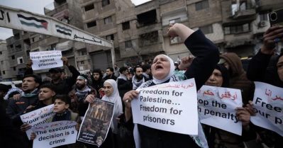 ഫലസ്തീന്‍ തടവുകാരെ വധിക്കാനുള്ള ഇസ്രഈല്‍ നിയമം; സിറിയയില്‍ പ്രതിഷേധിച്ച് ആയിരങ്ങള്‍ തെരുവിലിറങ്ങി