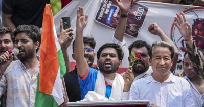 വിദ്യാഭ്യാസ മന്ത്രിക്ക് അന്ത്യശാസനം; രാജ്യവ്യാപക പ്രതിിഷേധം, പുതിയ നീക്കങ്ങളുമായി കോക്രോച്ചുകള്‍