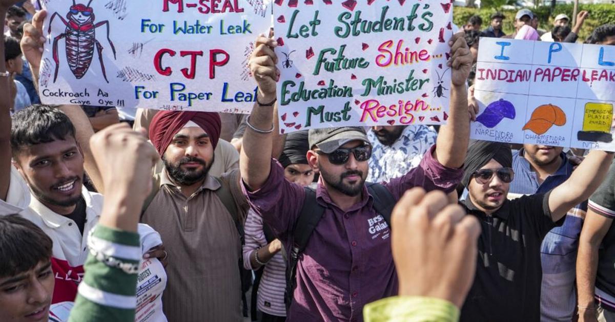 PM should clarify whether he is supporting students or failed minister: CJP