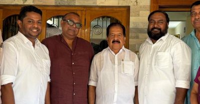 ഔദ്യോഗിക വാഹനത്തില്‍ എന്‍.ഡി.എ നേതാവ് തുഷാര്‍ വെള്ളാപ്പള്ളിയെ വീട്ടിലെത്തി സന്ദര്‍ശിച്ച് രമേശ് ചെന്നിത്തല