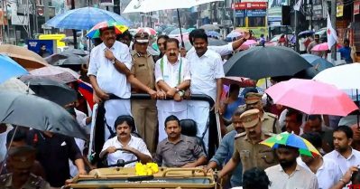 പെരുമഴയിലും വീശിയടിച്ച് തൂഫാന്‍; കൂറ്റന്‍ റാലിയുമായി ചെന്നിത്തല