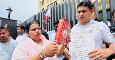 രാജ്യം ഭരിക്കേണ്ടത് ഭരണഘടന പ്രകാരമാണ്; ആര്‍.എസ്.എസ് ആസ്ഥാനത്തിന് മുന്നില്‍ മനുസ്മൃതി കത്തിച്ച് യൂത്ത് കോണ്‍ഗ്രസ്