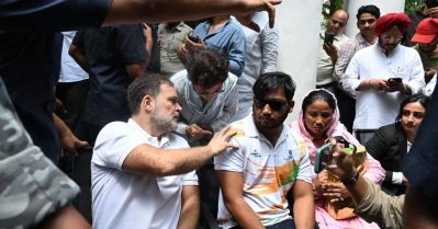 പെല്ലെറ്റ് ആക്രമണത്തില്‍ പരിക്കേറ്റ വിദ്യാര്‍ത്ഥിയുമായി പൊലീസ് സ്റ്റേഷനിലെത്തി രാഹുല്‍; എഫ്.ഐ.ആര്‍ ഇടാത്തതില്‍ പ്രതിഷേധ ധര്‍ണ