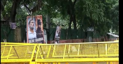 യഥാര്‍ത്ഥ ജീവിതത്തിലെ ബാറ്റസ്മാന്‍; രാഹുല്‍ ഗാന്ധിയെ പ്രകീര്‍ത്തിച്ച് കോണ്‍ഗ്രസ് ആസ്ഥാനത്ത് പോസ്റ്ററുകള്‍