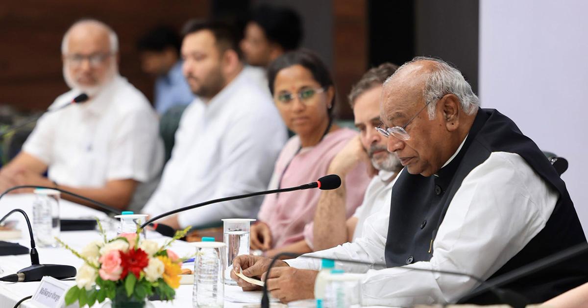 ജനാധിപത്യാവകാശം സംരക്ഷിക്കാൻ ഒറ്റക്കെട്ടായി നിൽക്കണം: ഖാർഗെ