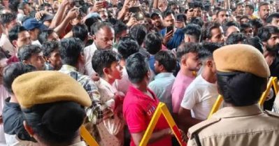 12 മണിക്കൂർ ജോലി ഭാരം: നീതി തേടി സൂറത്ത് കളക്ടറേറ്റിലേക്ക് ടെക്സ്റ്റൈൽ തൊഴിലാളികളുടെ മാർച്ച്
