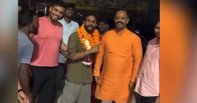 ദല്‍ഹിയില്‍ പ്രതിഷേധക്കാര്‍ക്ക് നേരെ അക്രമം അഴിച്ചുവിട്ട ഹിന്ദു രക്ഷാ ദള്‍ പ്രവര്‍ത്തകന് മണിക്കൂറുകള്‍ക്കകം ജാമ്യം; മാലയിട്ട് സ്വീകരിച്ച് അനുയായികള്‍