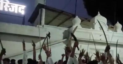 മധ്യപ്രദേശില്‍ പള്ളിക്ക് മുന്നില്‍ ‘ജയ് ശ്രീ റാം’ വിളികളുമായി ഹിന്ദുത്വര്‍; ആകാശത്തേക്ക് വെടിയുതിര്‍ത്തും വാള് വീശിയും അതിക്രമം