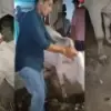 പശുവിനെ ചവിട്ടിയെന്നാരോപണം: മധ്യപ്രദേശില്‍ മുസ് ലിം വയോധികനെകൊണ്ട് പശുവിന്റെ കാല്‍ തൊട്ട് മാപ്പ് പറയിച്ച് ബജ്‌റംഗ്ദള്‍ പ്രവര്‍ത്തകര്‍