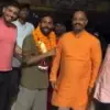ദല്‍ഹിയില്‍ പ്രതിഷേധക്കാര്‍ക്ക് നേരെ അക്രമം അഴിച്ചുവിട്ട ഹിന്ദു രക്ഷാ ദള്‍ പ്രവര്‍ത്തകന് മണിക്കൂറുകള്‍ക്കകം ജാമ്യം; മാലയിട്ട് സ്വീകരിച്ച് അനുയായികള്‍