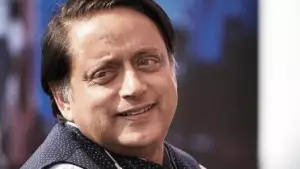 'റിപ്പബ്ലിക് ദിനത്തിൽ ചെങ്കോട്ടയിൽ മറ്റൊരു പതാക ഉയരാൻ പാടില്ലായിരുന്നു'; നിയമവിരുദ്ധത അം​ഗീകരിക്കാനാകില്ലെന്ന് ട്രാക്ടർ മാർച്ചിൽ ശശി തരൂർ