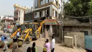 റോഡിന് വീതി കൂട്ടല്‍: അനധികൃത നിര്‍മാണമാരോപിച്ച്‌ കെട്ടിടങ്ങള്‍  പൊളിച്ചുനീക്കി ദല്‍ഹി പൊലീസ്