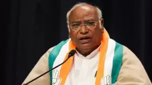മോഷ്ടിച്ചെടുത്ത അധികാരത്തില്‍ വന്ന സര്‍ക്കാര്‍ കൊണ്ടുവന്ന എല്ലാ നിയമങ്ങളും റദ്ദാക്കണം: മല്ലികാര്‍ജുന്‍ ഖാര്‍ഗെ