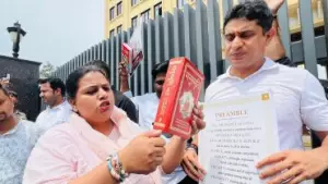 രാജ്യം ഭരിക്കേണ്ടത് ഭരണഘടന പ്രകാരമാണ്; ആര്‍.എസ്.എസ് ആസ്ഥാനത്തിന് മുന്നില്‍ മനുസ്മൃതി കത്തിച്ച് യൂത്ത് കോണ്‍ഗ്രസ്