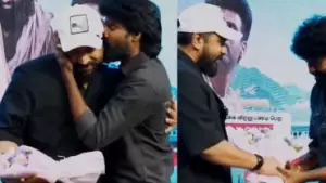 ഒരാള്‍ മൂന്നൂറ്, ഒരാള്‍ നൂറ്; ഒരേ ബൊക്ക കൊണ്ട് പരസ്പരം അഭിനന്ദിച്ച് സൂരിയും നിവിന്‍ പോളിയും