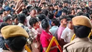 12 മണിക്കൂർ ജോലി ഭാരം: നീതി തേടി സൂറത്ത് കളക്ടറേറ്റിലേക്ക് ടെക്സ്റ്റൈൽ തൊഴിലാളികളുടെ മാർച്ച്