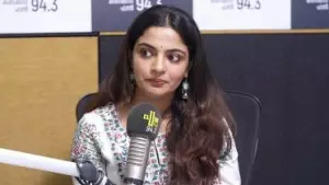 സ്വിമ്മിങ് പൂളില്‍ രണ്ട് ദിവസം നീന്തല്‍ പഠിച്ച എക്‌സ്പീരിയന്‍സും കൊണ്ടാണ് കായലിന്റെ നടുക്ക് ഷൂട്ട് ചെയ്യാന്‍ പോയത്: നിഖില വിമല്‍