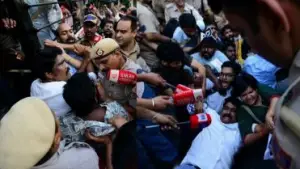 ഗ്യാനേഷ് കുമാറിനെതിരായ പ്രതിഷേധം: ഇടത് എം.പിമാര്‍ അടക്കമുള്ളവരെ വലിച്ചിഴച്ച് പൊലീസ്