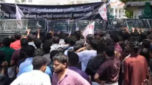 എസ്.എഫ്.ഐ മാര്‍ച്ചിന് നേര്‍ക്ക് ജലപീരങ്കിയും ലാത്തിച്ചാര്‍ജും; പൊലീസ് ബോധപൂര്‍വം ആക്രമിച്ചതായി സി.പി.ഐ.എം നേതാക്കള്‍