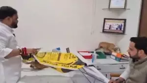 തെരുവ് നായ ശല്യം; പരാതി നല്‍കിയിട്ടും പരിഹാരമില്ല: മഹാരാഷ്ട്രയില്‍ ഉദ്യോഗസ്ഥരുടെ മേശപ്പുറത്തേക്ക് നായ്ക്കളെ തുറന്ന് വിട്ട് യുവസേനയുടെ പ്രതിഷേധം
