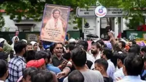 സ്വതന്ത്ര ഭരദ്വാജിന്റെ അറസ്റ്റിന് പിന്നാലെ ഹിന്ദു ദൈവങ്ങളെ അധിക്ഷേപിച്ചെന്നാരോപിച്ച് നിഷു ആസാദിനും പിതാവിനുമെതിരെ പരാതി