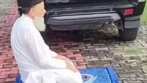 നിര്‍ത്തിയിട്ട കാറിന് പുറകില്‍ നിസ്‌ക്കരിച്ചു; സമാജ് വാദി പാര്‍ട്ടി നേതാവിനെതിരെ കേസെടുത്ത് യു.പി പൊലീസ്