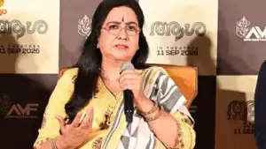 മൂന്ന് പല്ല് കാണിച്ചു ചിരിക്കു, നന്നായി അഭിനയിക്കൂ എന്നൊക്കെ പറഞ്ഞാൽ ഞാൻ പെടും: ഉർവശി