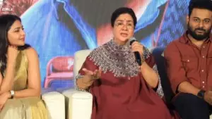മലയാളത്തിൽ പറഞ്ഞാൽ തന്നെ  എല്ലാവർക്കും മനസിലാകും, ഇംഗ്ലീഷിൽ എന്തിനാണ് ഇങ്ങനെ കടുക് വറക്കുന്നത്; അവതാരകക്കെതിരെ ഉർവശി
