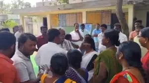 തെലങ്കാനയില്‍ കോണ്‍ഗ്രസ് നേതാവ് ദളിത് യുവതിയെ തല്ലുന്ന വീഡിയോ:ഇതാണോ രാഹുന്റെ സ്ത്രീശാക്തീകരണമെന്ന് എ.എ.പി