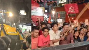 ഇടത് പാര്‍ട്ടികളുടെ ബുക്സ്റ്റാളിന് നേരെ ബംഗാള്‍ സര്‍ക്കാരിന്റെ ബുള്‍ഡോസര്‍ രാജ്: പൊളിച്ചുമാറ്റിയത് അരനൂറ്റാണ്ടായി ദുര്‍ഗാപൂജയുടെ ഭാഗമായ സ്റ്റാളുകള്‍