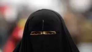 ബുര്‍ഖ ധരിച്ച് ലേബര്‍ റൂമിലെത്തിയ വിദ്യാര്‍ത്ഥിനികള്‍ക്ക് വിലക്ക്; ജമ്മു കാശ്മീരില്‍ മെഡിക്കല്‍ വിദ്യാര്‍ത്ഥികളുടെ പ്രതിഷേധം