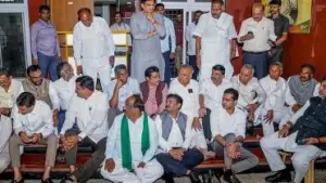 ജനങ്ങളുടെ  സംരക്ഷണം ഉറപ്പാക്കും വരെ പിന്മാറില്ല: വോട്ട് വെട്ടി മാറ്റലില്‍ പ്രതിഷേധിച്ച് തെരഞ്ഞെടുപ്പ് കമ്മീഷന്‍ ഓഫീസിന് മുന്നില്‍ കുത്തിയിരുന്ന് കര്‍ണാടക മുഖ്യമന്ത്രി