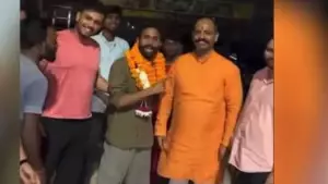 ദല്‍ഹിയില്‍ പ്രതിഷേധക്കാര്‍ക്ക് നേരെ അക്രമം അഴിച്ചുവിട്ട ഹിന്ദു രക്ഷാ ദള്‍ പ്രവര്‍ത്തകന് മണിക്കൂറുകള്‍ക്കകം ജാമ്യം; മാലയിട്ട് സ്വീകരിച്ച് അനുയായികള്‍