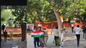 ഹാന്റ്‌സ് ഓഫ് ജന്തര്‍ മന്ദര്‍; ദല്‍ഹി പൊലീസ് നോക്കി നില്‍ക്കെ പാറ്റകളുടെ മിന്നല്‍ സമരം