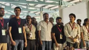 എസ്.ഐ.ആർ റദ്ദാക്കണം; മുഖ്യ തെരഞ്ഞെടുപ്പ് കമ്മീഷണർക്കെതിരെ കേസെടുക്കണം: ബംഗളൂരുവിലെ പ്രതിഷേധത്തിൽ പങ്കെടുത്ത് പ്രകാശ് രാജും ധ്രുവ് റാഠിയും