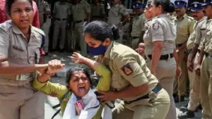 തെരഞ്ഞെടുപ്പ് കമ്മിഷണർക്കെതിരായ പ്രതിഷേധം: ആക്ടിവിസ്റ്റുകളെയും മാധ്യമപ്രവർത്തകരെയും കസ്റ്റഡിയിലെടുത്ത നടപടി പരിശോധിക്കുമെന്ന് കർണാടക സർക്കാർ