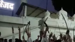 മധ്യപ്രദേശില്‍ പള്ളിക്ക് മുന്നില്‍ 'ജയ് ശ്രീ റാം' വിളികളുമായി ഹിന്ദുത്വര്‍; ആകാശത്തേക്ക് വെടിയുതിര്‍ത്തും വാള് വീശിയും അതിക്രമം