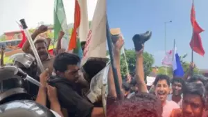 ആര്‍.എസ്.എസ് ഗോബാക്ക്, സംഘി ഗോ ബാക്ക്; കാസര്‍ഗോഡ് കേന്ദ്രസര്‍വകലാശാലയില്‍ ഷൂ ഉയര്‍ത്തിപ്പിടിച്ച് പ്രതിഷേധിച്ച് വിദ്യാര്‍ത്ഥികള്‍