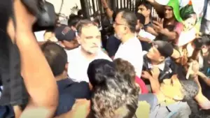 ഗ്യാനേഷിന്റെ രാജിക്കായുള്ള പ്രതിഷേധം: കസ്റ്റഡി നീക്കം മറികടന്ന് പ്രതിപക്ഷ നേതാക്കള്‍; ബാരിക്കേഡിന് മുകളില്‍ കയറി രാഹുല്‍