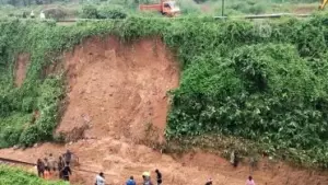 പാറശ്ശാലില്‍ റെയില്‍വേ ട്രാക്കിലേക്ക് മണ്ണിടിഞ്ഞു;ട്രെയിന്‍ പാളത്തില്‍ നിന്ന് തെന്നിമാറി: ആളപായമില്ല