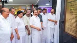ആരോഗ്യ മേഖലയെ കൈപ്പിടിയില്‍ ഒതുക്കാനുള്ള വിദേശ കുത്തകകളുടെ നീക്കത്തെ എന്ത് വിലകൊടുത്തും സര്‍ക്കാര്‍ നേരിടും: മുഖ്യമന്ത്രി