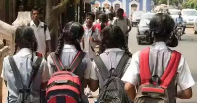 ലിപ്സ്റ്റിക്കും മൊബൈലും വേണ്ട; അധ്യാപകര്‍ക്ക് ബാഗ് പരിശോധിക്കാനും തലമുടിവെട്ടിക്കാനും അനുമതി നല്‍കി ബാലാവകാശ കമ്മീഷന്‍