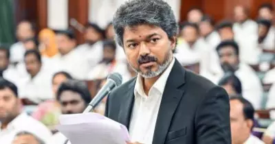 നോയിഡ കമ്പനിയുടെ ധാരണാപത്രത്തിനായി ലണ്ടനിലേക്ക് പോകേണ്ടതുണ്ടോ? വിജയ്‌ക്കെതിരെ എ.ഐ.ഡി.എം.കെ