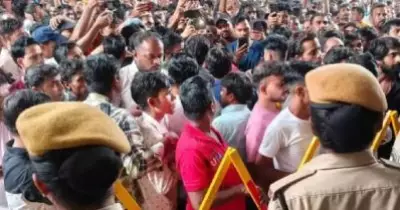 12 മണിക്കൂർ ജോലി ഭാരം: നീതി തേടി സൂറത്ത് കളക്ടറേറ്റിലേക്ക് ടെക്സ്റ്റൈൽ തൊഴിലാളികളുടെ മാർച്ച്