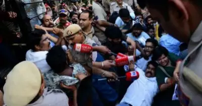 ഗ്യാനേഷ് കുമാറിനെതിരായ പ്രതിഷേധം: ഇടത് എം.പിമാര്‍ അടക്കമുള്ളവരെ വലിച്ചിഴച്ച് പൊലീസ്