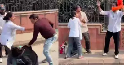 ദൽഹിയിൽ പ്രതിഷേധക്കാർക്ക് നേരെ സംഘപരിവാർ ആക്രമണം; വിദ്യാർത്ഥിനിയുടെ വസ്ത്രം വലിച്ചുമാറ്റി, പൊലീസ് കാഴ്ചക്കാരായെന്ന് ആക്ഷേപം