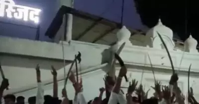 മധ്യപ്രദേശില്‍ പള്ളിക്ക് മുന്നില്‍ 'ജയ് ശ്രീ റാം' വിളികളുമായി ഹിന്ദുത്വര്‍; ആകാശത്തേക്ക് വെടിയുതിര്‍ത്തും വാള് വീശിയും അതിക്രമം