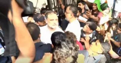 ഗ്യാനേഷിന്റെ രാജിക്കായുള്ള പ്രതിഷേധം: കസ്റ്റഡി നീക്കം മറികടന്ന് പ്രതിപക്ഷ നേതാക്കള്‍; ബാരിക്കേഡിന് മുകളില്‍ കയറി രാഹുല്‍