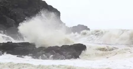 കടൽ കയറുന്ന ജീവിതങ്ങൾ